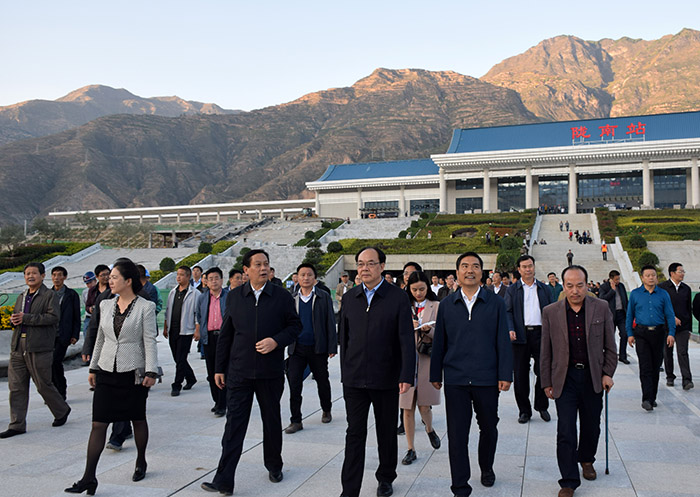 全國、省市政協(xié)委員體驗(yàn)蘭渝鐵路、視察階州廣場