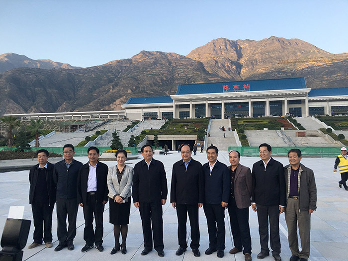 全國、省市政協(xié)委員體驗(yàn)蘭渝鐵路、視察階州廣場