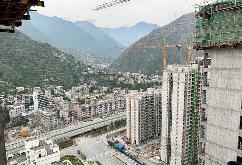 匠心傾注、喜封金頂——龍江?雙子座商住小區(qū)主體順利封頂